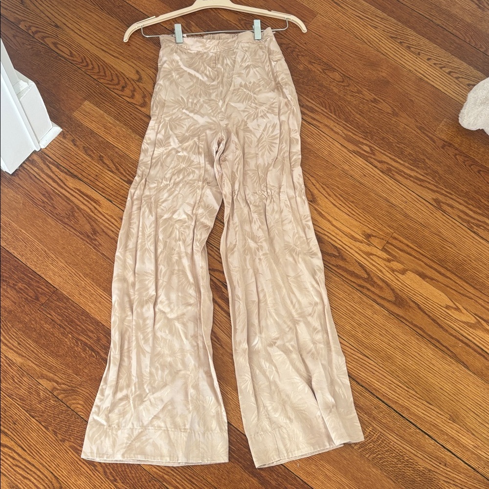 Lucy Paris Light Tan Leaf Pattern Set - Picture 3 of 3